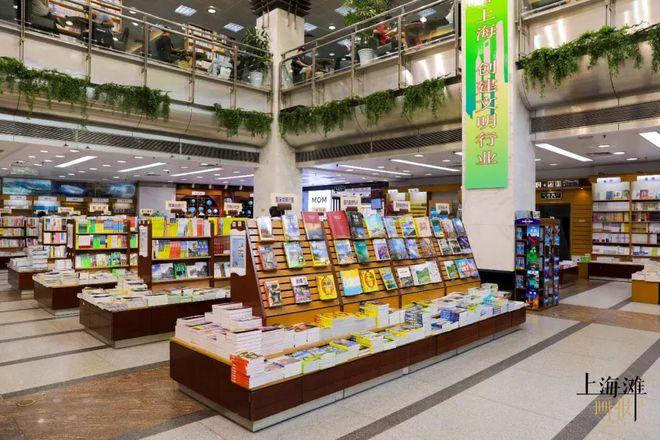 上海书城是福州路上最大的书店,经营着各类图书,音像制品和电子出版物
